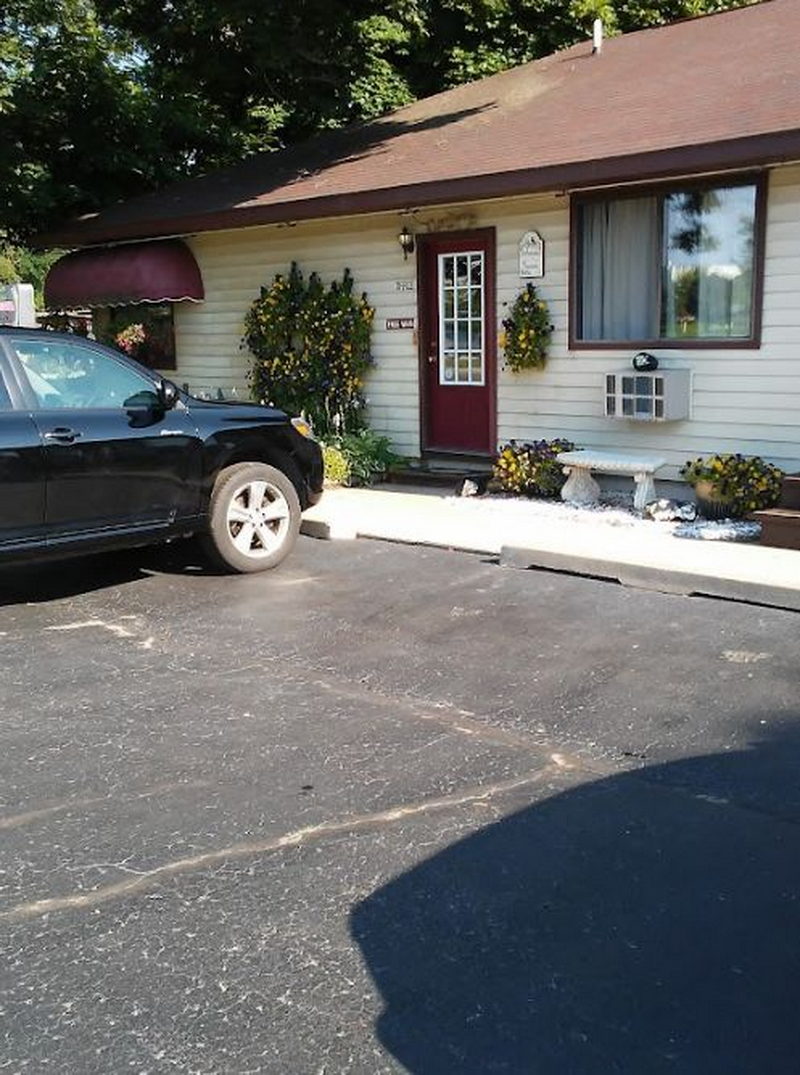 Maple Leaf Motel - Vintage Postcard (newer photo)